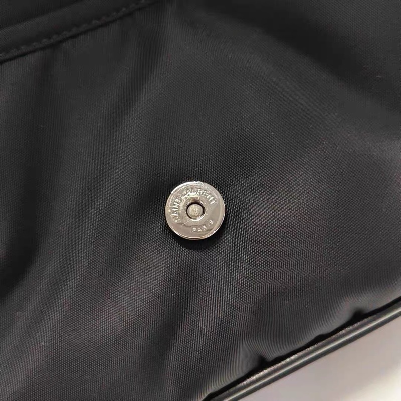 YSL聖羅蘭 黑色 尼龍niki郵差包小號斜挎包 底長約21-6