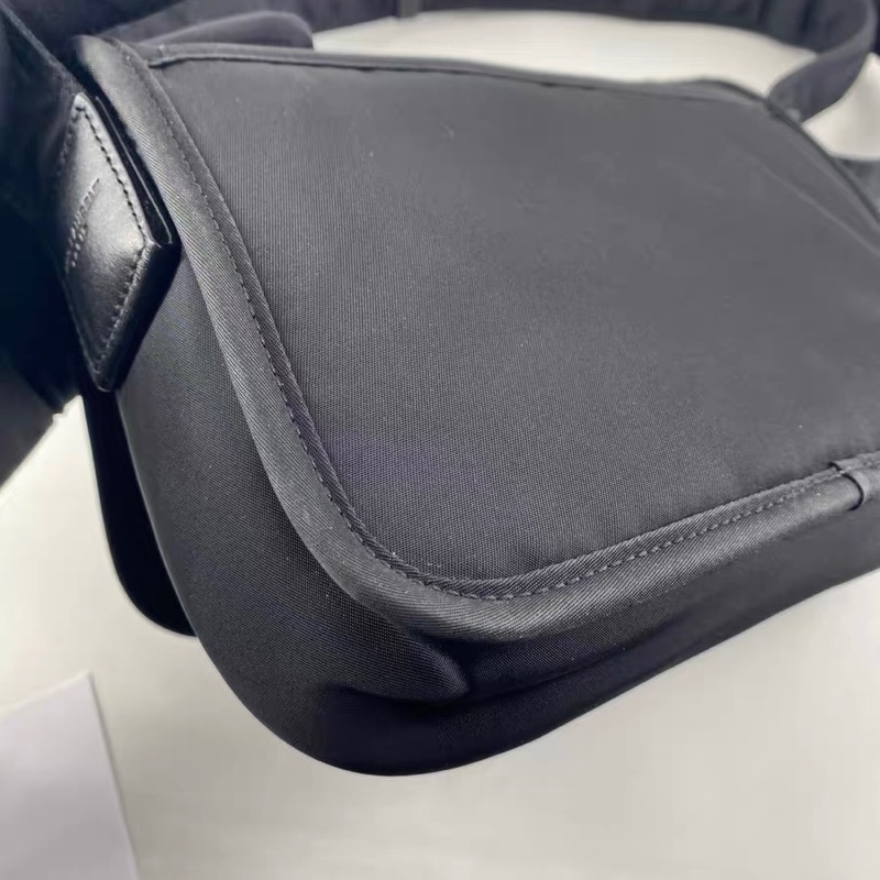 YSL聖羅蘭 黑色 尼龍niki郵差包小號斜挎包 底長約21-7