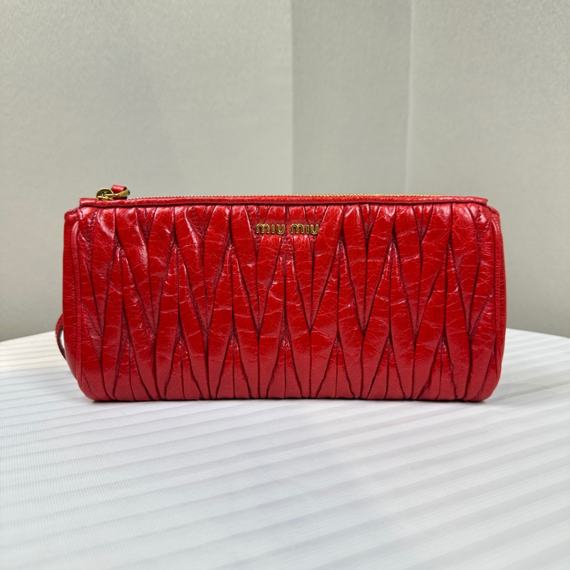 Miu Miu Matelassé金扣红色褶皱手拿包23x3x12cm-0