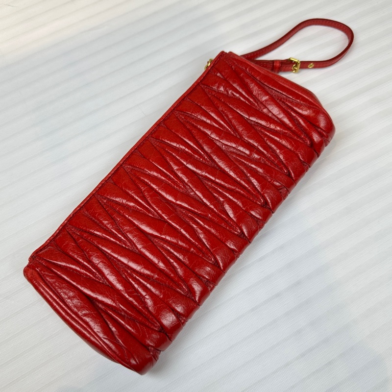 Miu Miu Matelassé金扣红色褶皱手拿包23x3x12cm-1