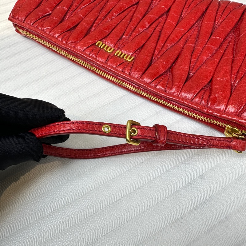 Miu Miu Matelassé金扣红色褶皱手拿包23x3x12cm-2