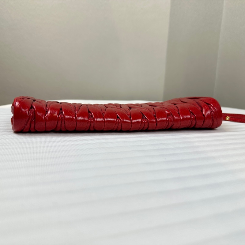 Miu Miu Matelassé金扣红色褶皱手拿包23x3x12cm-3