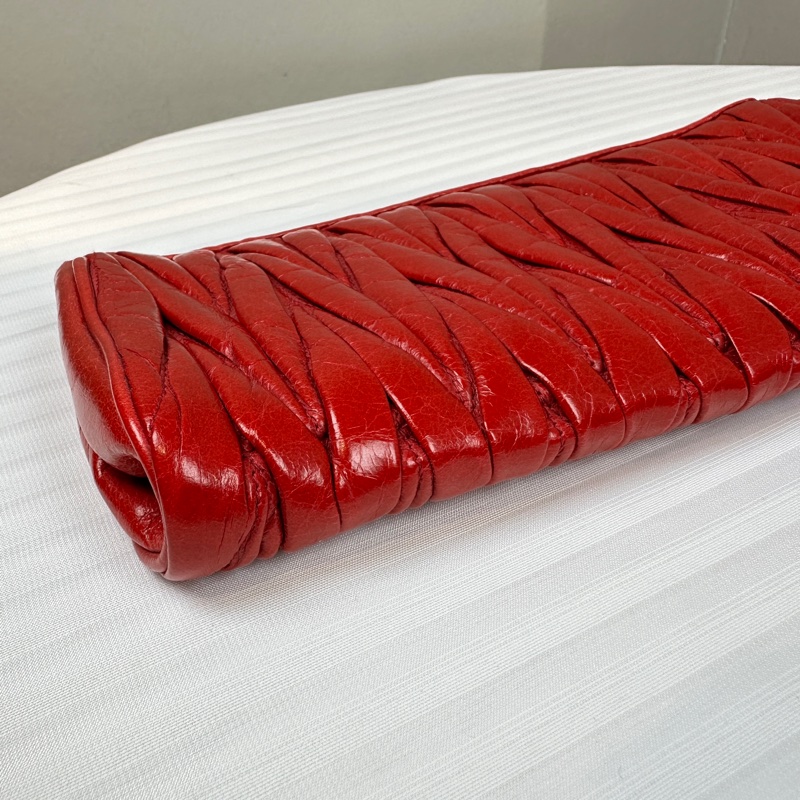 Miu Miu Matelassé金扣红色褶皱手拿包23x3x12cm-4