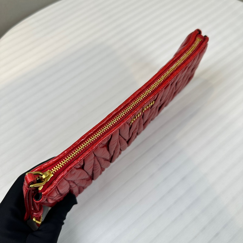 Miu Miu Matelassé金扣红色褶皱手拿包23x3x12cm-5