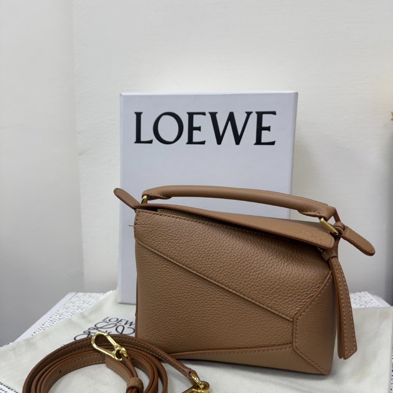 LOEWE Puzzle Mini 新款金棕色小牛皮斜背包-0