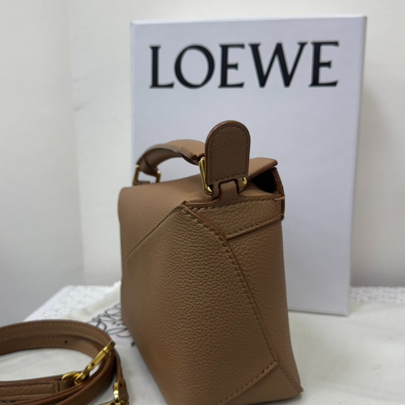 LOEWE Puzzle Mini 新款金棕色小牛皮斜背包-1