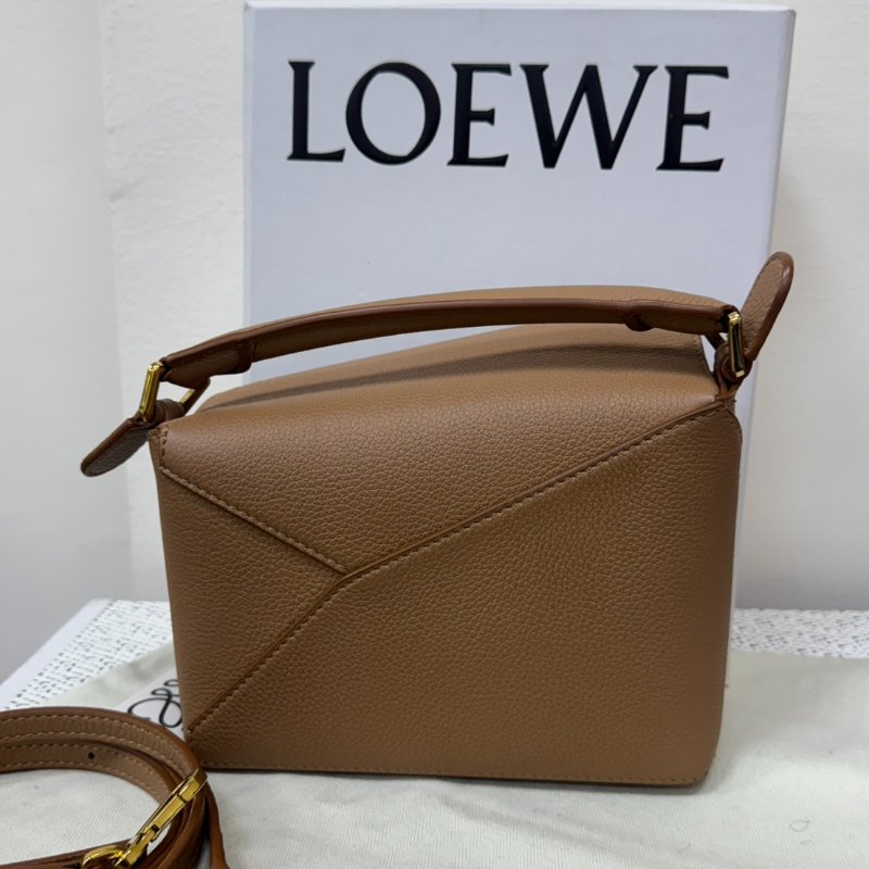 LOEWE Puzzle Mini 新款金棕色小牛皮斜背包-2
