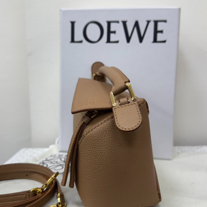 LOEWE Puzzle Mini 新款金棕色小牛皮斜背包-3