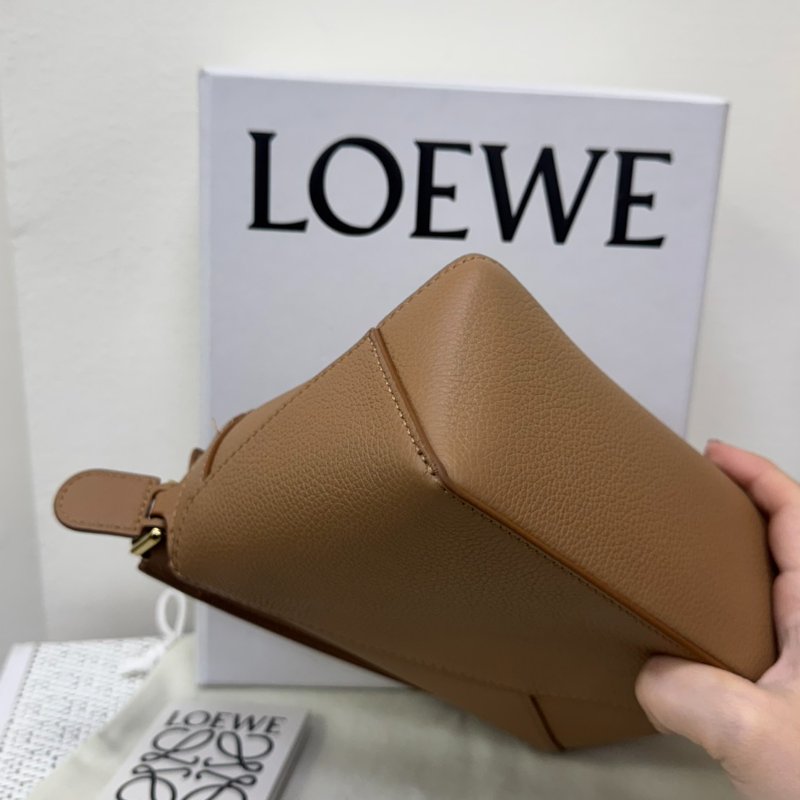 LOEWE Puzzle Mini 新款金棕色小牛皮斜背包-4