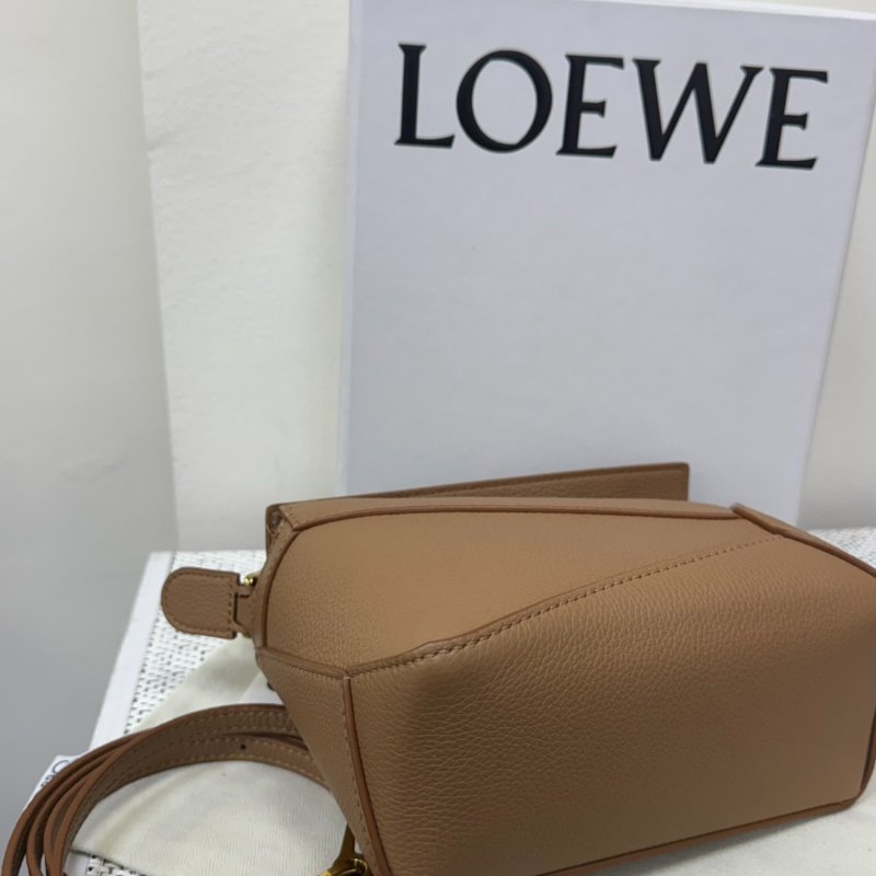 LOEWE Puzzle Mini 新款金棕色小牛皮斜背包-5