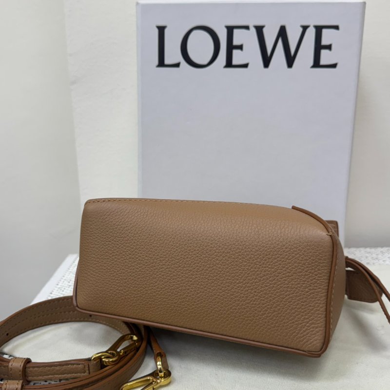 LOEWE Puzzle Mini 新款金棕色小牛皮斜背包-6