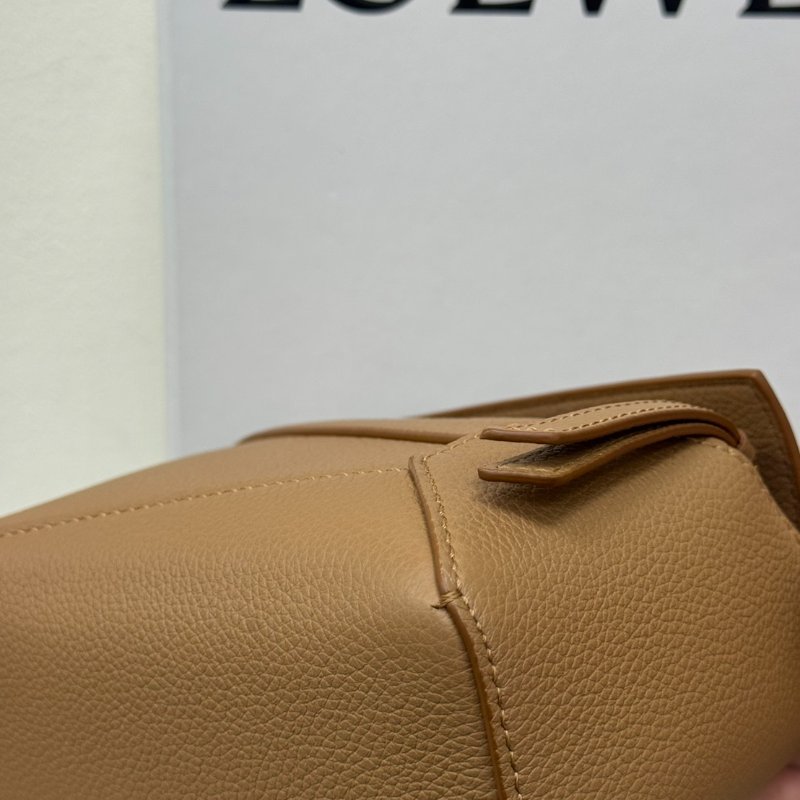 LOEWE Puzzle Mini 新款金棕色小牛皮斜背包-7