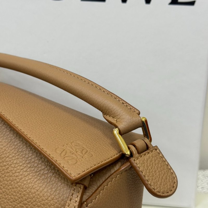 LOEWE Puzzle Mini 新款金棕色小牛皮斜背包-8