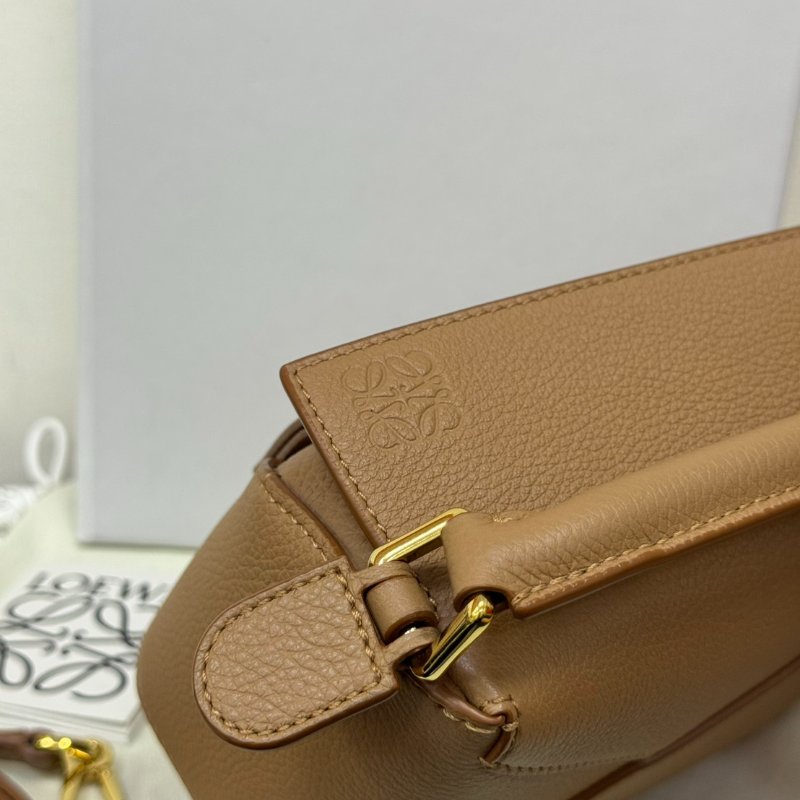 LOEWE Puzzle Mini 新款金棕色小牛皮斜背包-10