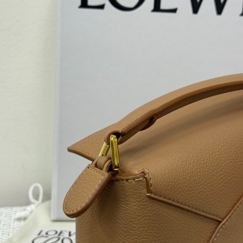 LOEWE Puzzle Mini 新款金棕色小牛皮斜背包-11