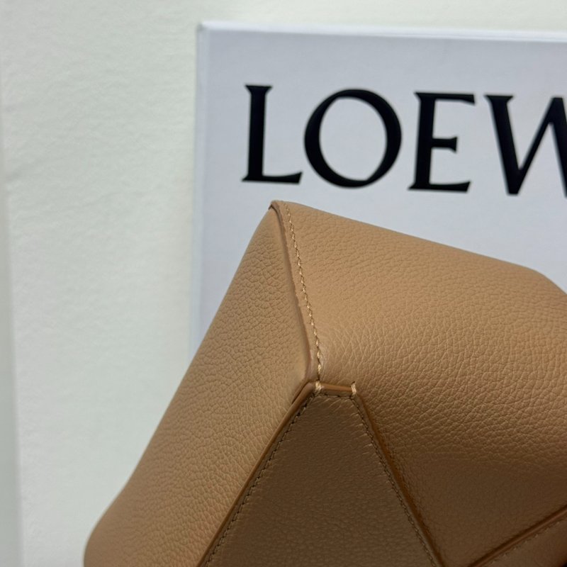 LOEWE Puzzle Mini 新款金棕色小牛皮斜背包-12