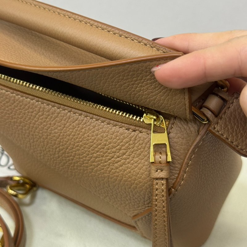 LOEWE Puzzle Mini 新款金棕色小牛皮斜背包-13