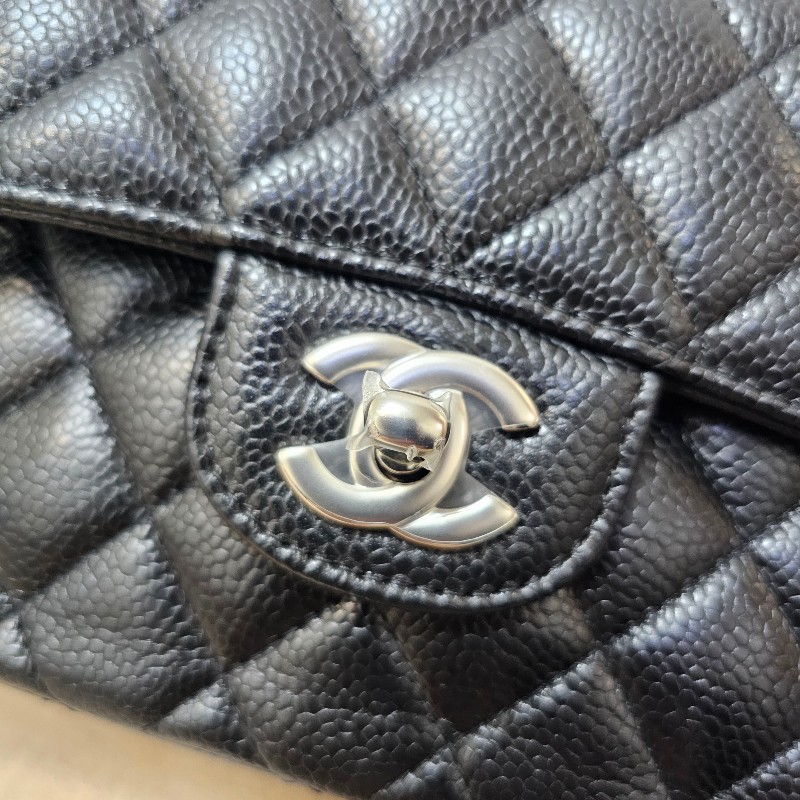 [未使用品項,晶片款新年超甜價出🧧] Chanel黑荔枝皮CoCo23銀釦肩背包-9
