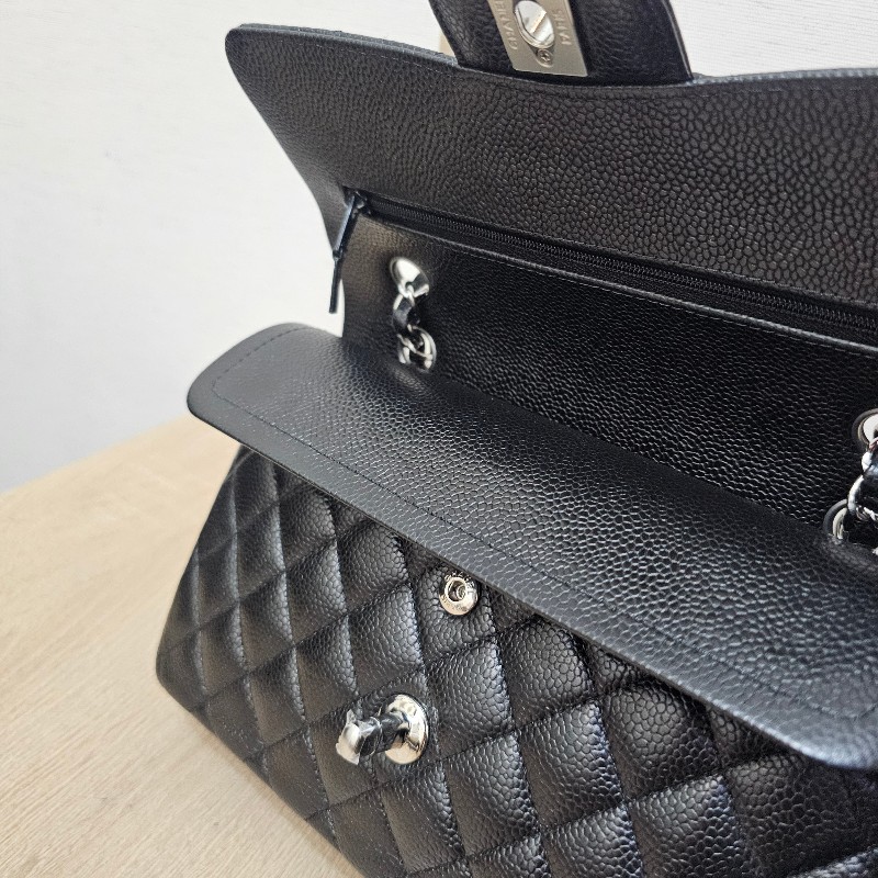 [未使用品項,晶片款新年超甜價出🧧] Chanel黑荔枝皮CoCo23銀釦肩背包-15