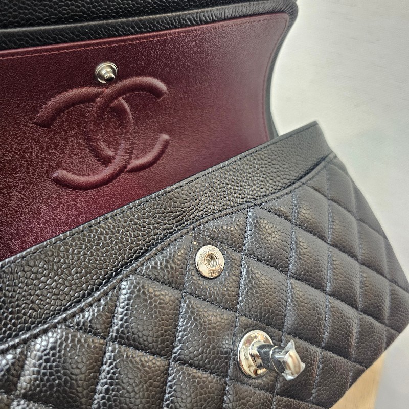 [未使用品項,晶片款新年超甜價出🧧] Chanel黑荔枝皮CoCo23銀釦肩背包-21