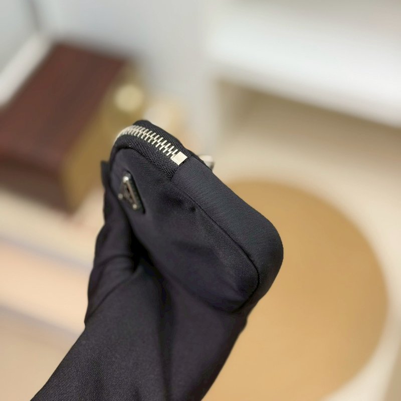 🏷Prada 普拉達．Re-Edition 2005 Hobo 三合一-21