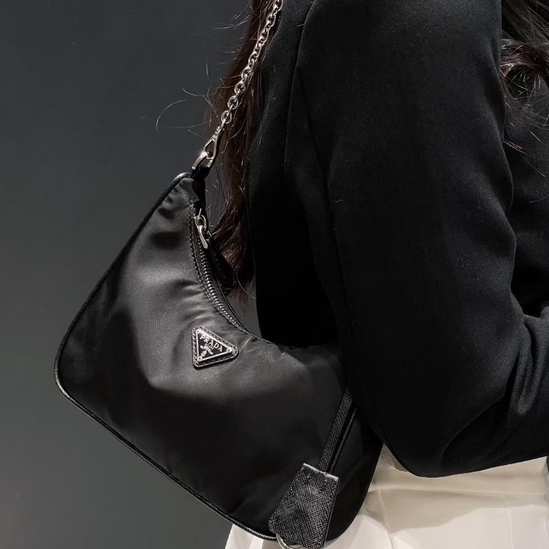 🏷Prada 普拉達．Re-Edition 2005 Hobo 三合一-32