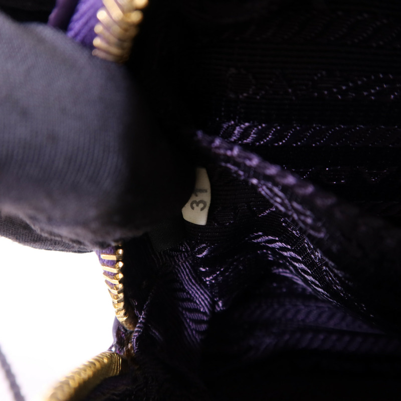 PRADA 牛皮皮革Pouch金扣肩背袋-8