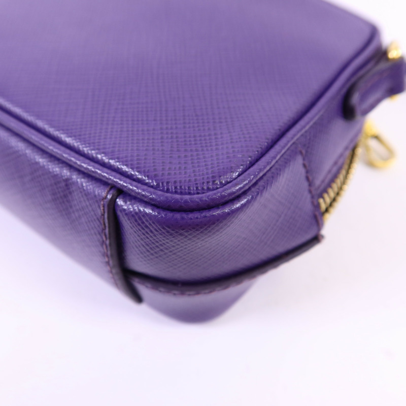 PRADA 牛皮皮革Pouch金扣肩背袋-14