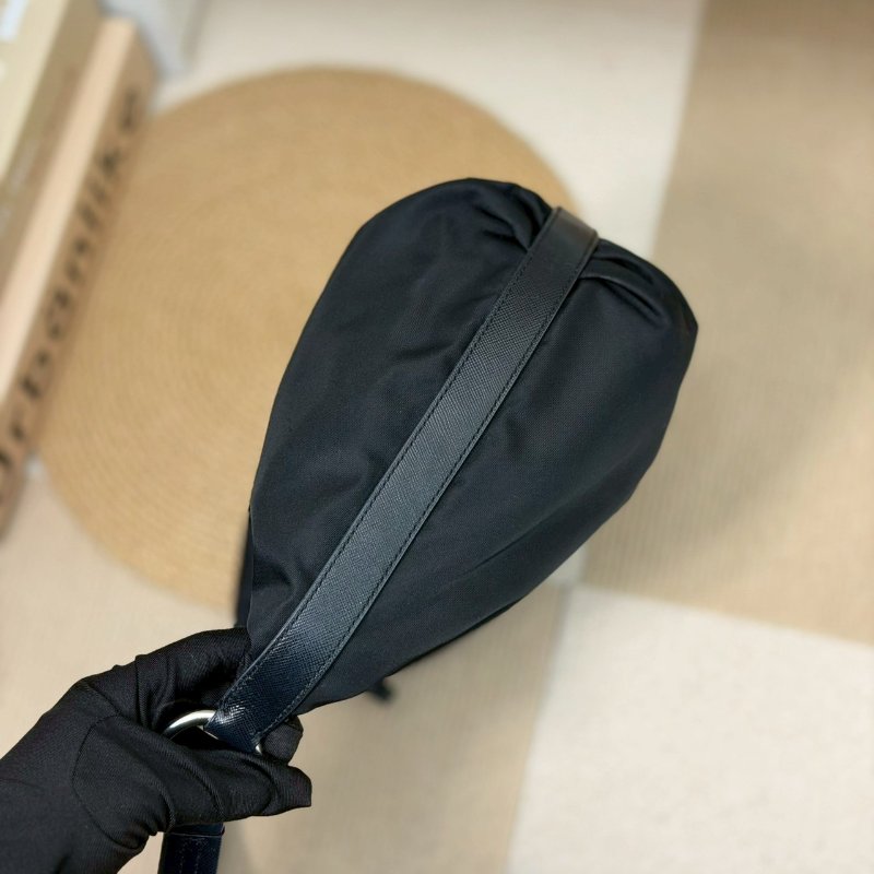 (稀有!小碗豆🫛更可愛)🏷Prada 普拉達.Hobo 碗豆包 小號-4