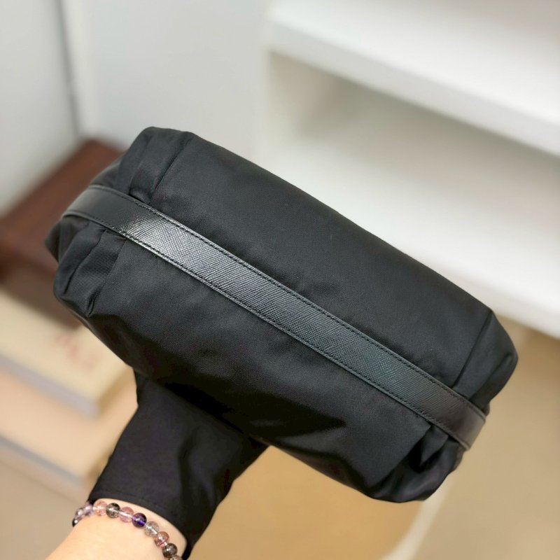 (稀有!小碗豆🫛更可愛)🏷Prada 普拉達.Hobo 碗豆包 小號-9