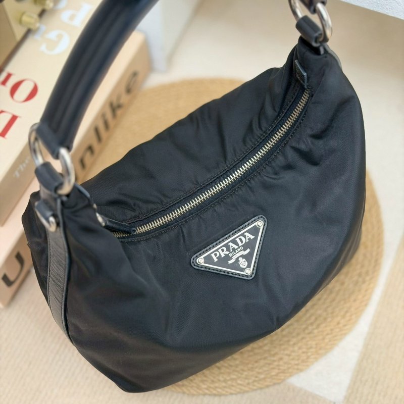 (稀有!小碗豆🫛更可愛)🏷Prada 普拉達.Hobo 碗豆包 小號-10