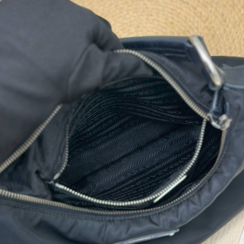 (稀有!小碗豆🫛更可愛)🏷Prada 普拉達.Hobo 碗豆包 小號-18