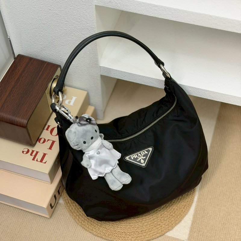 （稀有！這顆上身超鬆弛好看😍）🏷Prada 普拉達．Hobo 碗豆包 中號-0