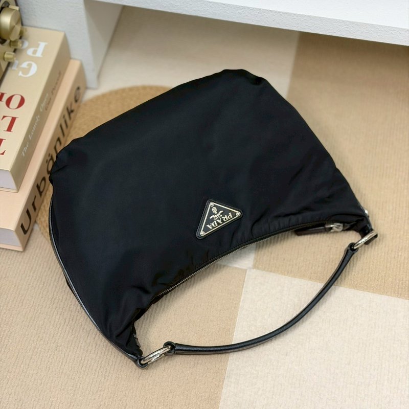 (稀有!這顆上身超鬆弛好看😍)🏷Prada 普拉達.Hobo 碗豆包 中號-1