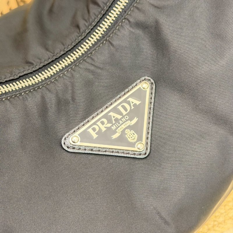 (稀有!這顆上身超鬆弛好看😍)🏷Prada 普拉達.Hobo 碗豆包 中號-11