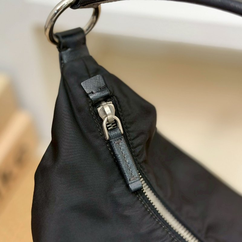 (稀有!這顆上身超鬆弛好看😍)🏷Prada 普拉達.Hobo 碗豆包 中號-14