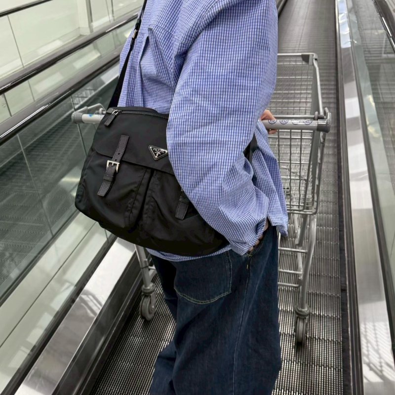 🏷Prada 普拉達.尼龍郵差包-37