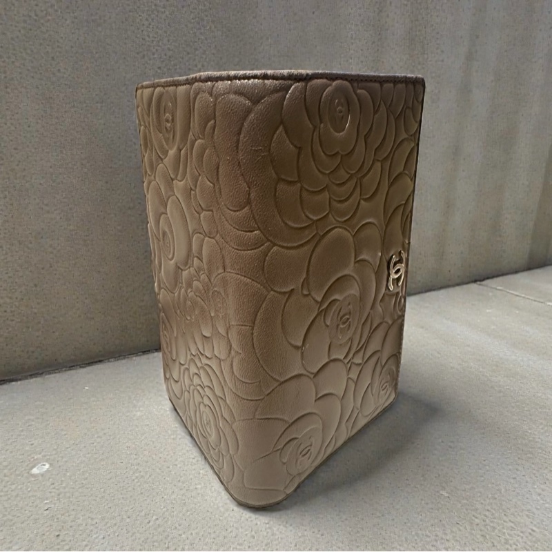 【PaLaCe稀有正品】香奈兒Chanel小羊皮藕紫色(大象灰)灰色山茶花壓花長夾、錢包-8