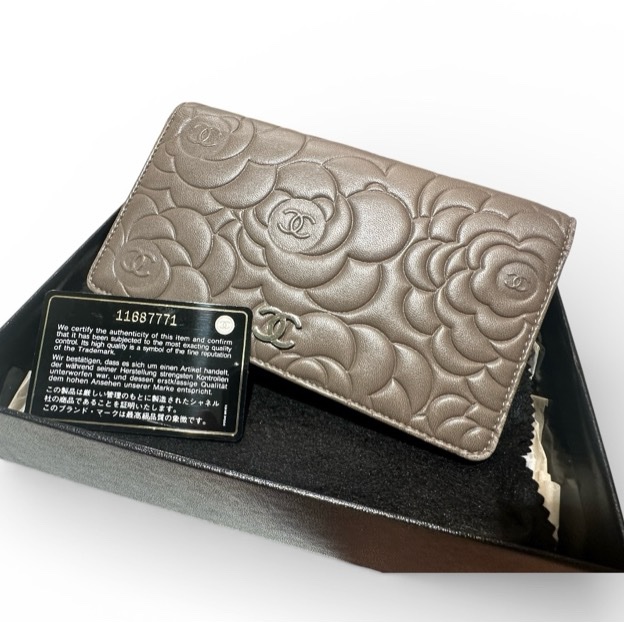 【PaLaCe稀有正品】香奈兒Chanel小羊皮藕紫色(大象灰)灰色山茶花壓花長夾、錢包-1