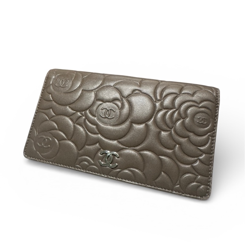 【PaLaCe稀有正品】香奈兒Chanel小羊皮藕紫色(大象灰)灰色山茶花壓花長夾、錢包-2