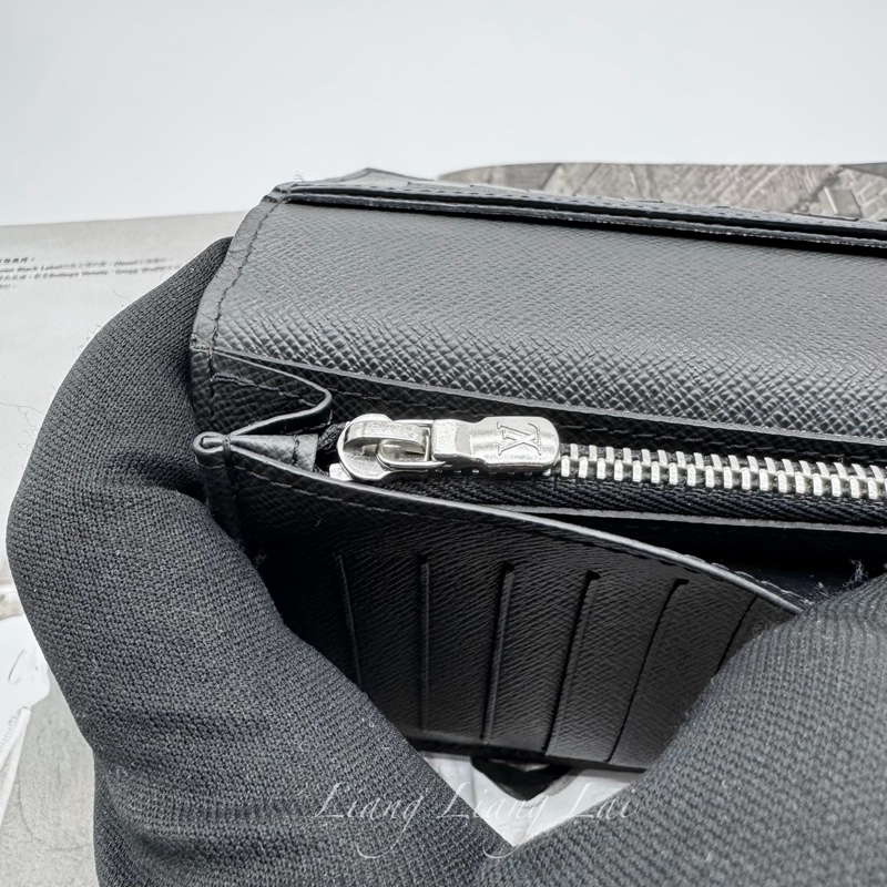 LOUIS VUITTON LV 經典 Taiga 皮革墨黑色長夾-9
