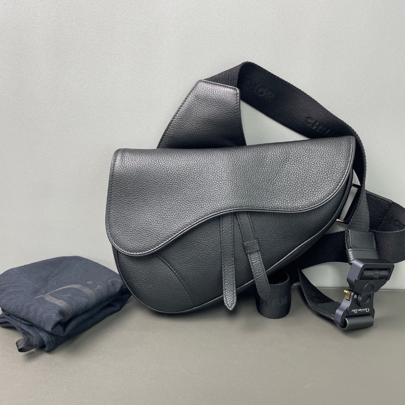 Dior Saddle系列磁性翻蓋粒面觸感牛皮黑色全皮馬鞍斜背包胸包25*16*4.5  98新配件塵袋-1