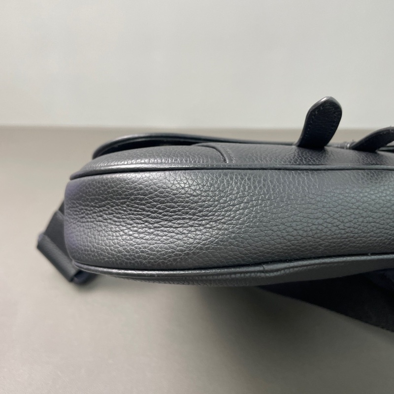 Dior Saddle系列磁性翻蓋粒面觸感牛皮黑色全皮馬鞍斜背包胸包25*16*4.5  98新配件塵袋-7