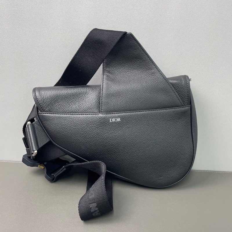 Dior Saddle系列磁性翻蓋粒面觸感牛皮黑色全皮馬鞍斜背包胸包25*16*4.5  98新配件塵袋-8
