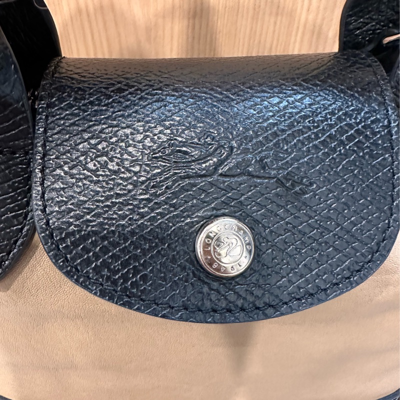 Longchamp 熱門餃子包 特殊款牛皮x羊皮耐用餃子包款 奶茶配黑-11