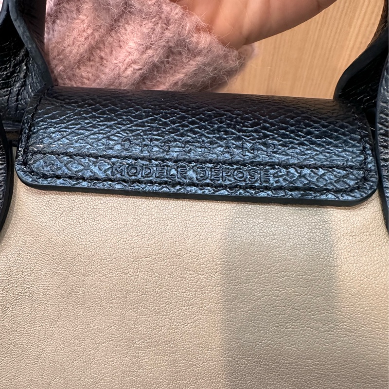 Longchamp 熱門餃子包 特殊款牛皮x羊皮耐用餃子包款 奶茶配黑-12
