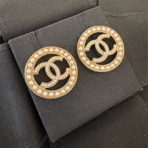 Chanel 香奈兒圓牌珍珠針式耳環