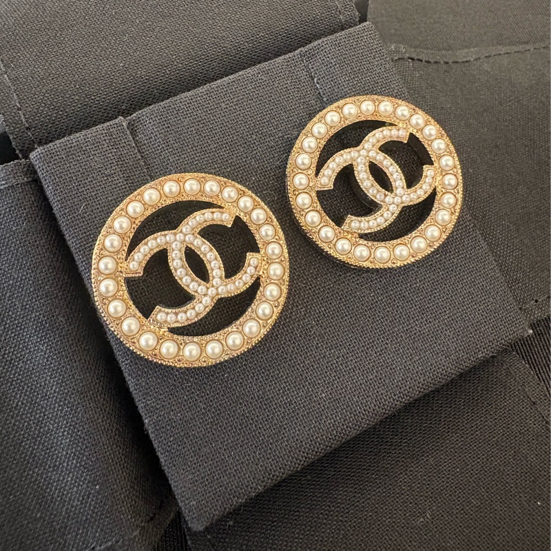 Chanel 香奈兒圓牌珍珠針式耳環-0