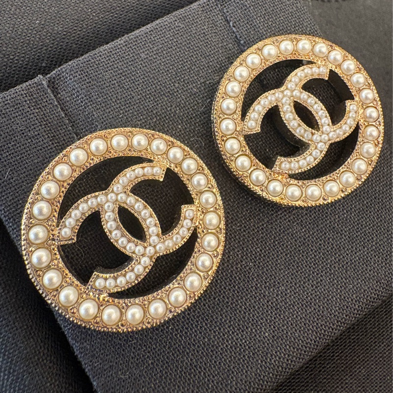 Chanel 香奈兒圓牌珍珠針式耳環-1