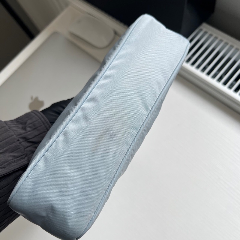 Prada baby藍尼龍包hobo肩背腋下包23*16*6cm 98新配件塵袋-4